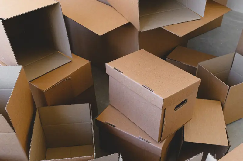 Cajas de cartón abiertas de distintos tamaños preparadas para una mudanza.